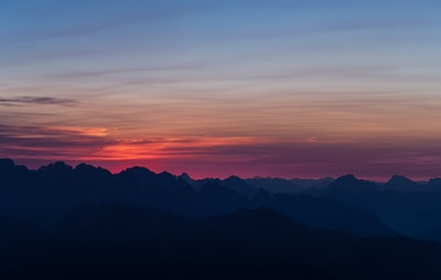 夕阳山影